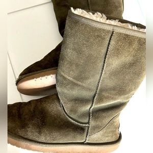 - KOOLABURRA by UGGS womens size 9 olive green boots with faux fur lining